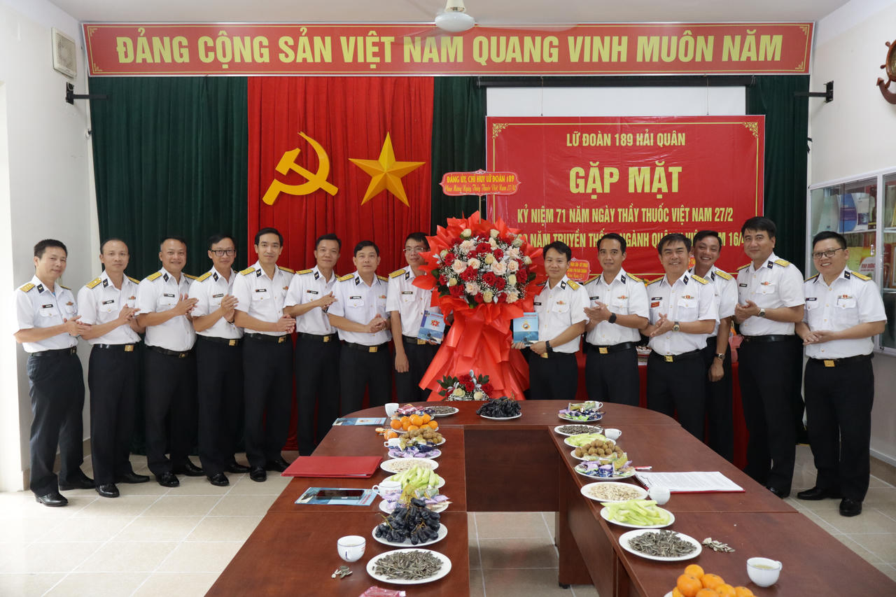 Lữ đoàn tặng hoa cho đội ngũ y bác sĩ nhân dịp 71 năm Ngày thầy thuốc Việt Nam (27/2/1955-27/2/2026)