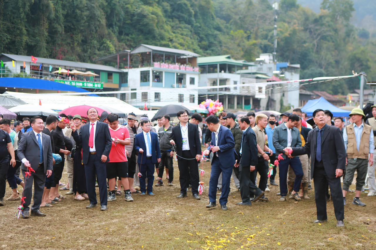 Lễ hội Lồng Tồng Ba Bể: Ngày xuân hội tụ văn hóa dân tộc và báo chí