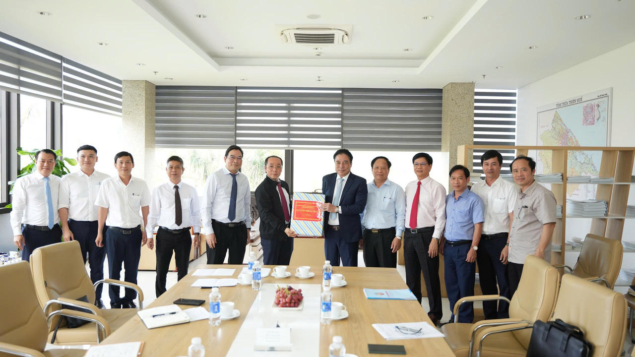 Lãnh đạo UBND TP Huế tặng quà chúc mừng năm mới tại Công ty CP Kim Long Motor Huế.