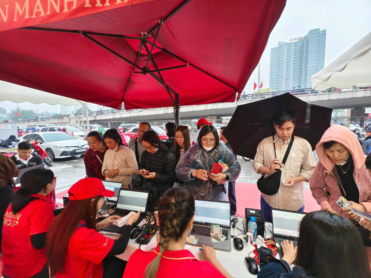 Người dân Thủ đô 'đội mưa' xếp hàng từ sáng sớm mua vàng ngày vía Thần Tài