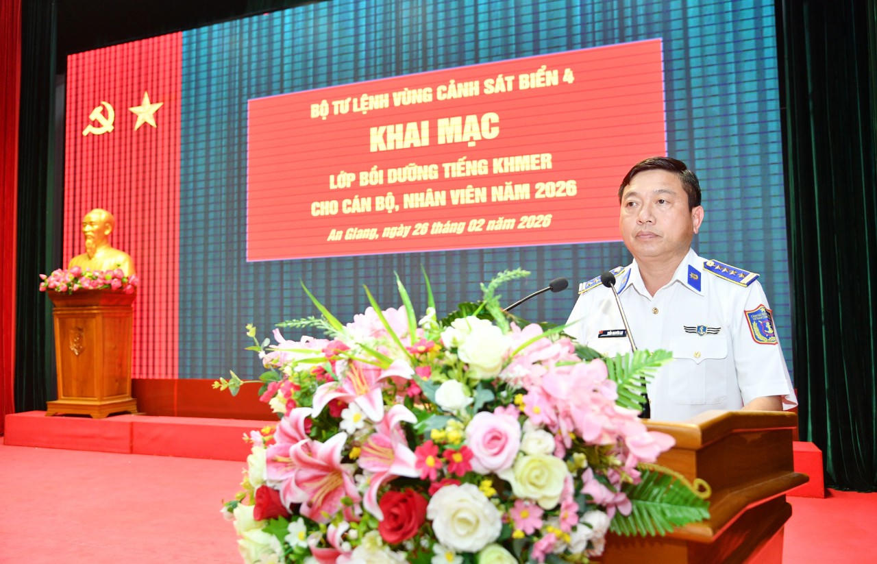 Đại tá Trần Nguyên Lai - Phó Tư lệnh, Tham mưu trưởng, Trưởng ban Tổ chức Lớp bồi dưỡng tiếng Khmer phát biểu Khai mạc