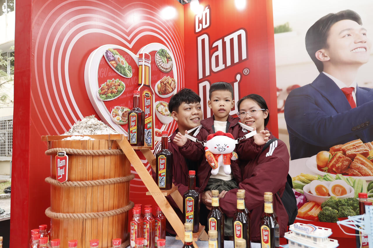 Một gia đình&nbsp;trải nghiệm không gian Nam Ngư tại Liên hoan Văn hóa Ẩm thực Quốc tế.