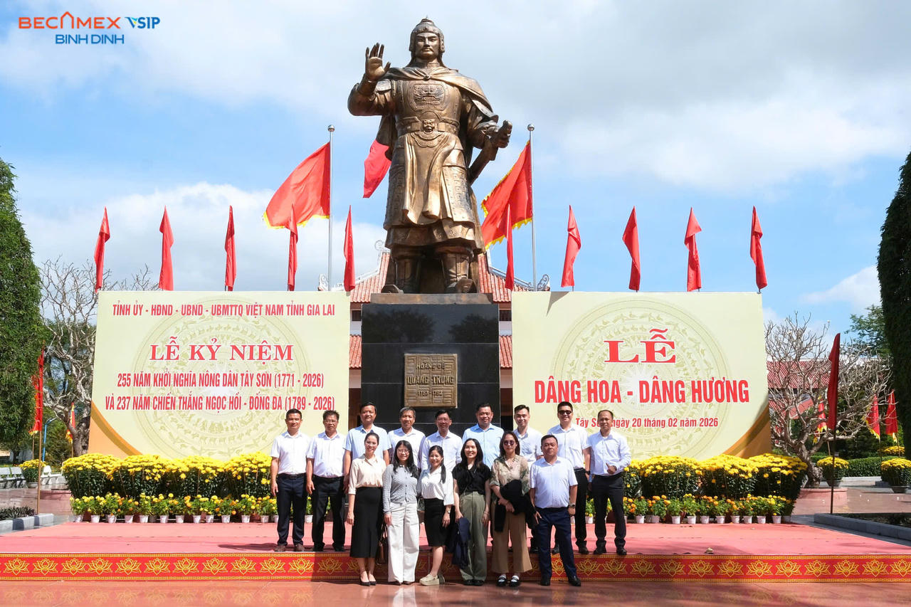 Tập thể lãnh đạo, cán bộ nhân viên Becamex Bình Định chụp ảnh lưu niệm tại Bảo tàng Quang Trung.