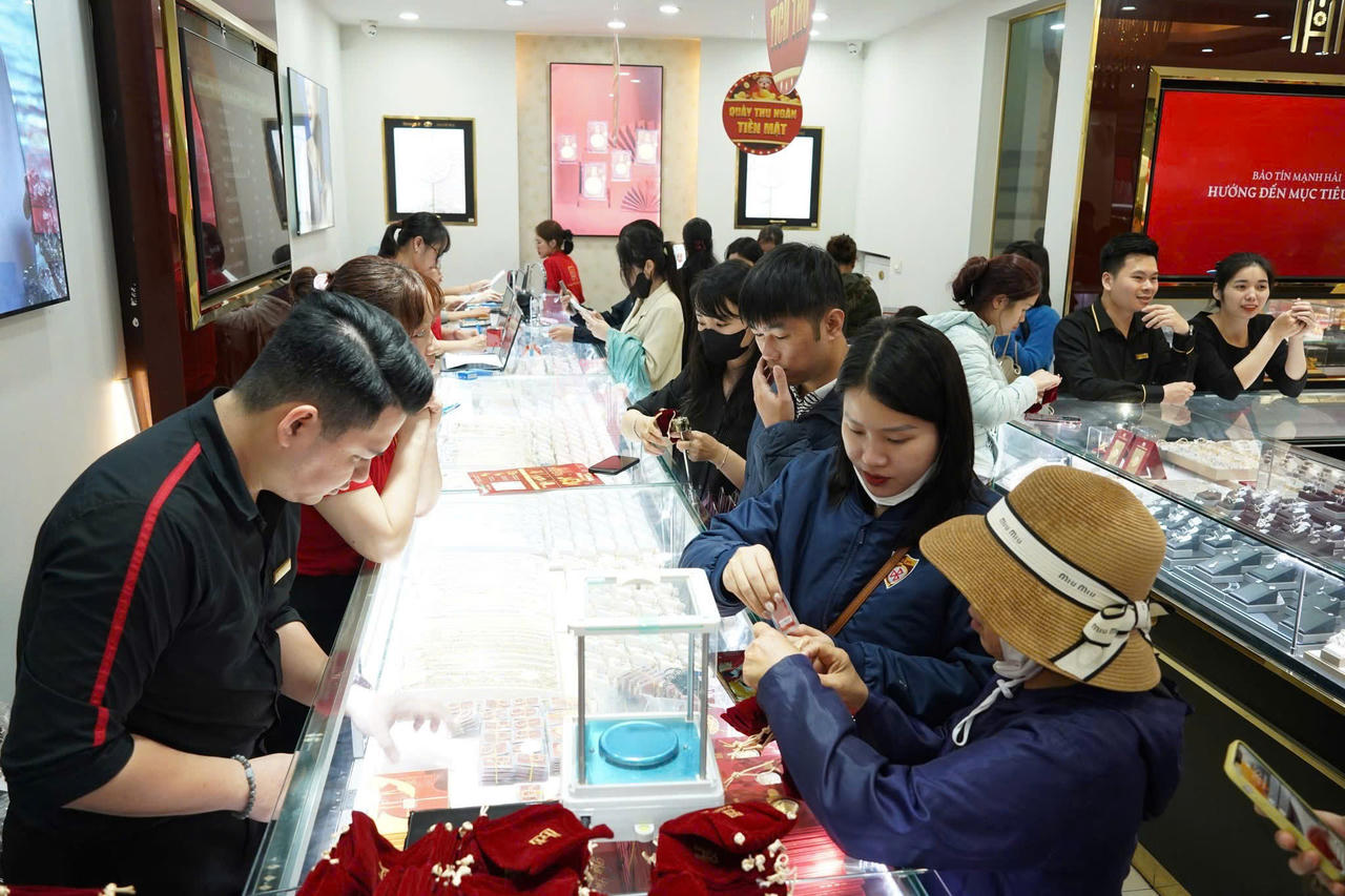 Người dân Thủ đô 'đội mưa' xếp hàng từ sáng sớm mua vàng ngày vía Thần Tài