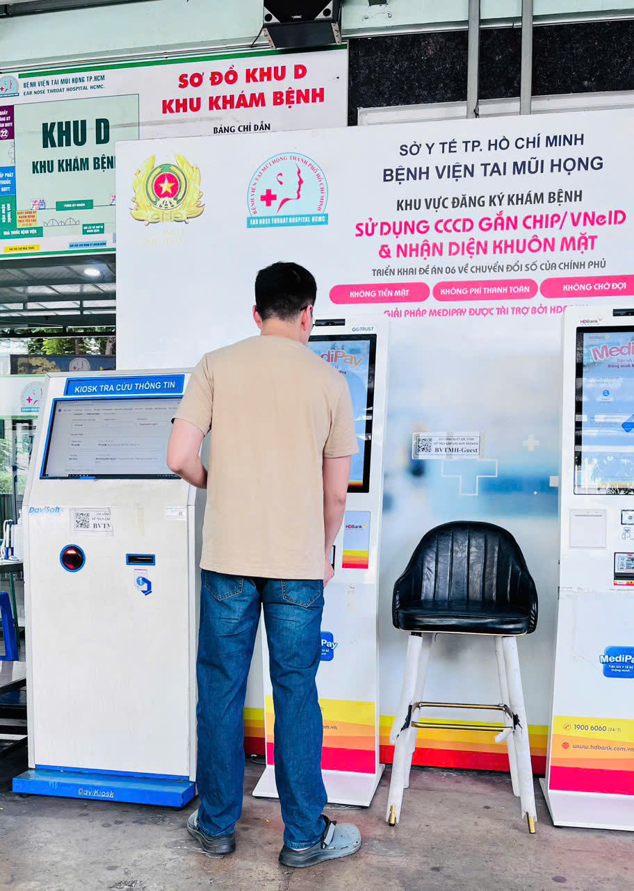 Người dân đang tra cứu thông tin trên kiosk tại BV Tai Mũi Họng TP HCM
