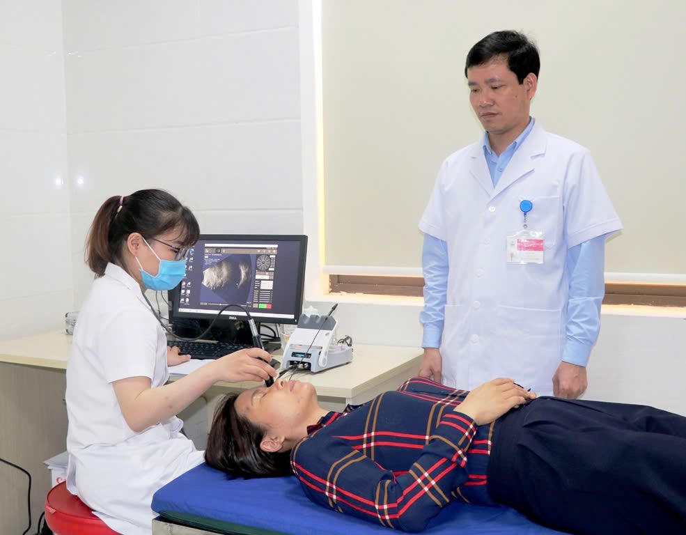 Các Bác sĩ siêu âm mắt (A-B) cho bệnh nhân tại Bệnh viện Đa khoa Phương Bắc. (Ảnh: Lê Hanh)