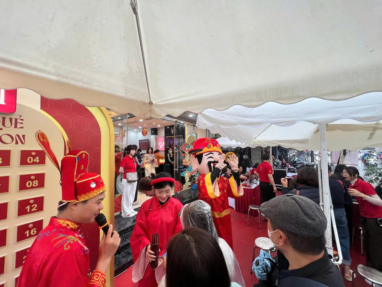 Người dân Thủ đô 'đội mưa' xếp hàng từ sáng sớm mua vàng ngày vía Thần Tài