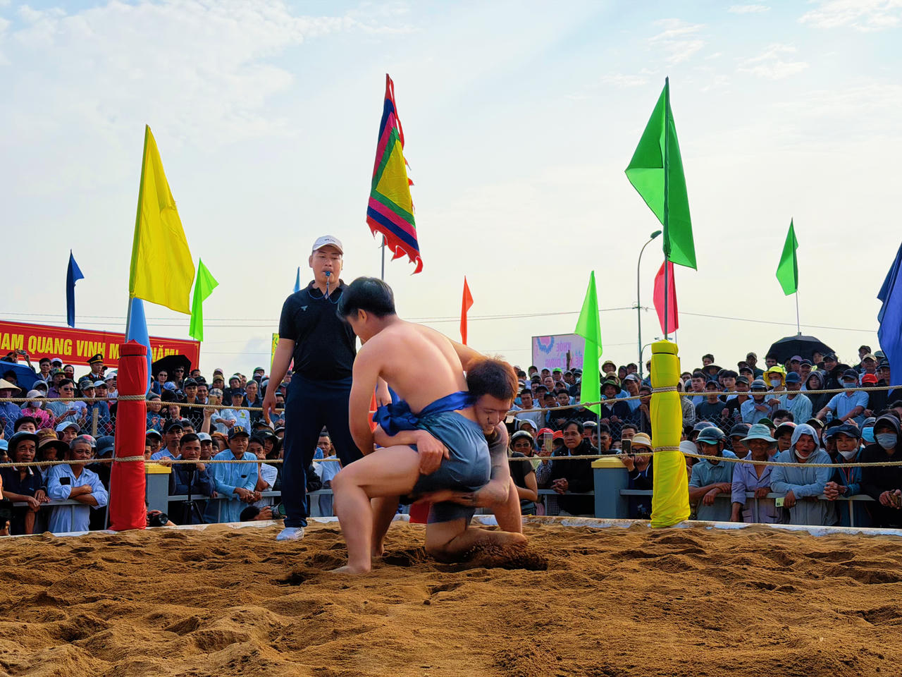 Một pha tranh tài quyết liệt giữa các cặp đấu ở độ tuổi thanh niên.