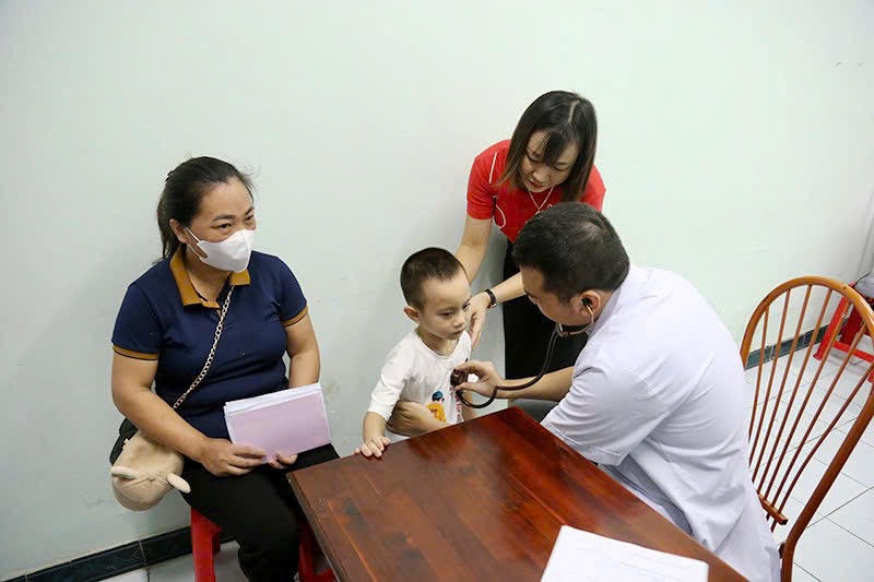 Bác sĩ sàng lọc và khám miễn phí một số bệnh cho trẻ em trên địa bàn tỉnh Tuyên Quang. (Ảnh: Lê Hanh)