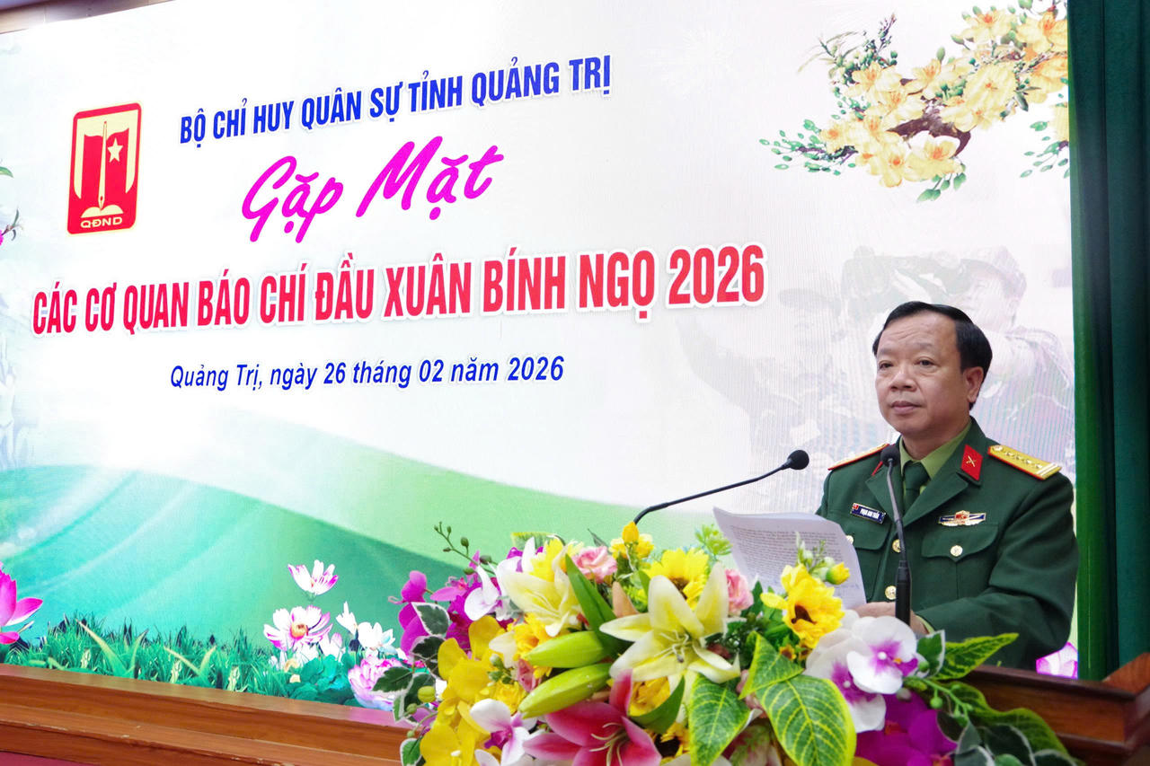 Đại tá Phạm Anh Tuấn, Đảng ủy viên Đảng ủy Quân sự tỉnh, Chủ nhiệm Chính trị Bộ CHQS tỉnh báo cáo kết quả công tác phối hợp tuyên truyền năm 2025 và phương hướng, nhiệm vụ năm 2026.