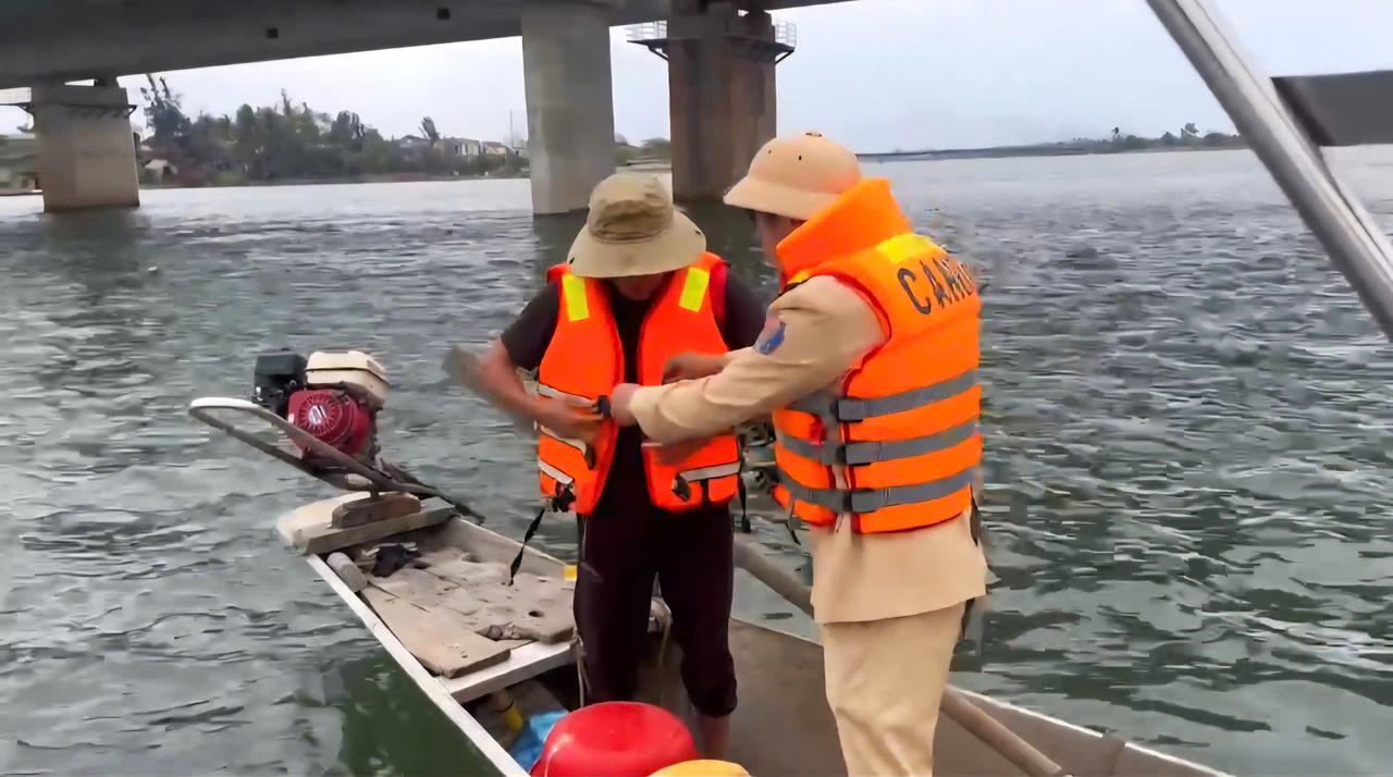 Phương tiện dân sinh hoạt động trên sông được kiểm tra điều kiện an toàn trong đợt cao điểm tổng kiểm soát.