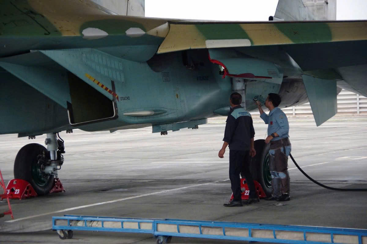 Phi công và Nhân viên Kỹ thuật Trung đoàn 925 kiểm tra máy bay trước khi thực hành ban bay huấn luyện.