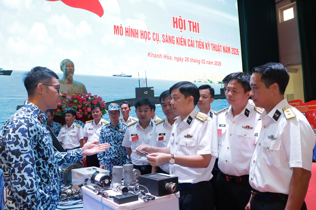 Ban Tổ chức, Ban Giám khảo tham quan, chấm điểm các sáng kiến