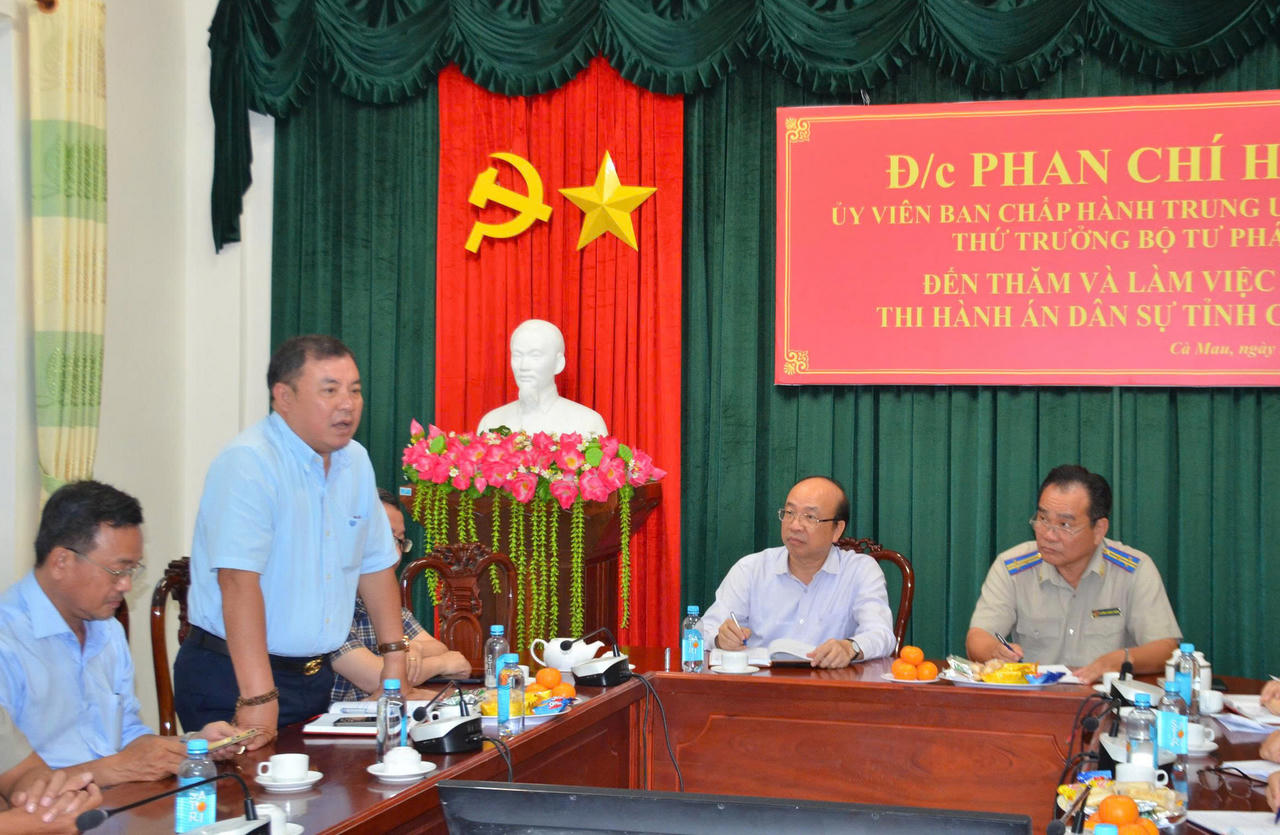 Ông Nguyễn Thanh Bình - Phó Chánh Văn phòng Bộ Tư pháp trao đổi với THADS tỉnh Cà Mau