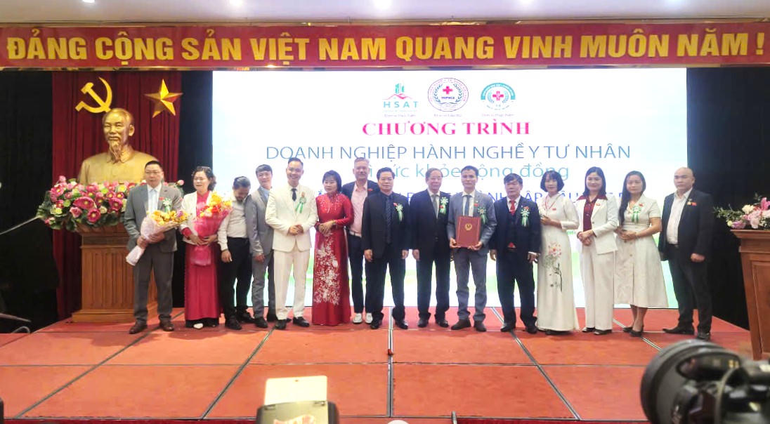 Ông Nguyễn Bá Thủy, nguyên Thứ trưởng Bộ Y tế, Chủ tịch Hội Hành nghề Y tư nhân Việt Nam và ông Nguyễn Văn Năm, Chủ tịch CLB Doanh nghiệp hành nghề Y tư nhân Việt Nam trao Quyết định công nhận Ban vận động thành lập CLB Doanh nghiệp hành nghề Y tư nhân Hà Nội.