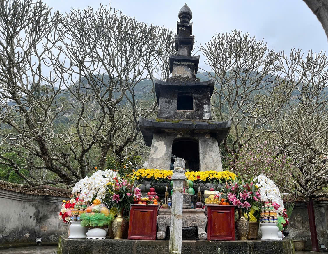 Yên Tử trở thành điểm hội tụ linh thiêng, thu hút đông đảo Phật tử, Nhân dân và du khách thập phương hành hương lên non thiêng không chỉ để lễ Phật, cầu an, mà còn để tìm về cội nguồn lịch sử, để lắng lại giữa nhịp sống hiện đại, nuôi dưỡng khát vọng hướng thiện và tri ân tiền nhân theo truyền thống “uống nước nhớ nguồn”. Chính sự tiếp nối bền bỉ ấy đã làm nên sức sống trường tồn của Yên Tử - nơi giá trị tâm linh hòa quyện cùng tinh thần dân tộc Việt Nam.