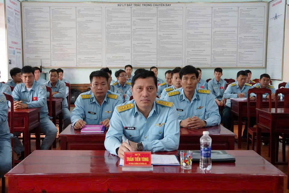 Đại tá Trần Tiến Tùng - Sư đoàn trưởng Sư đoàn 372 dự, theo dõi và chỉ đạo ban bay của Trung đoàn 925.