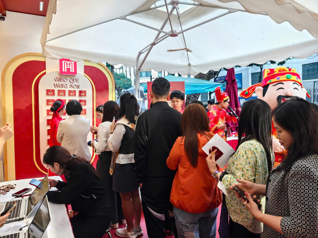 Người dân Thủ đô 'đội mưa' xếp hàng từ sáng sớm mua vàng ngày vía Thần Tài