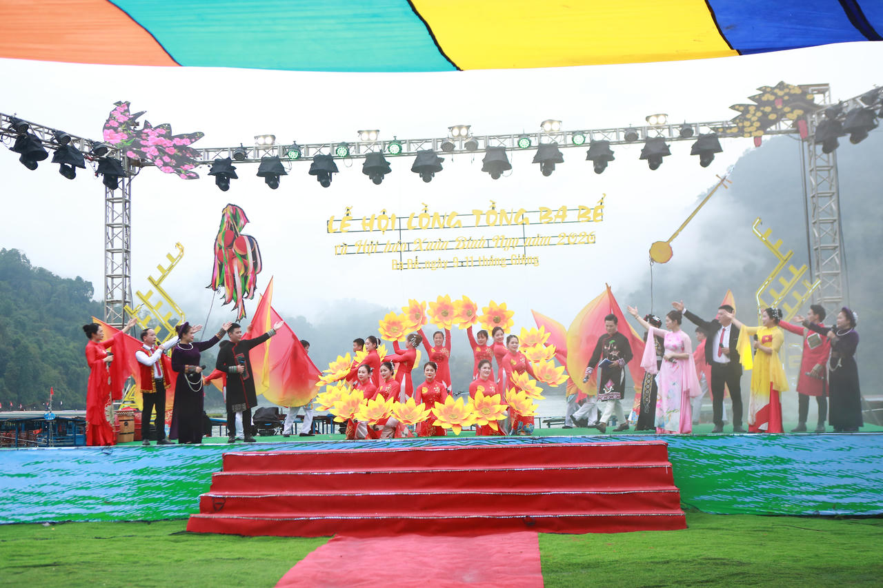 Lễ hội Lồng Tồng Ba Bể: Ngày xuân hội tụ văn hóa dân tộc và báo chí
