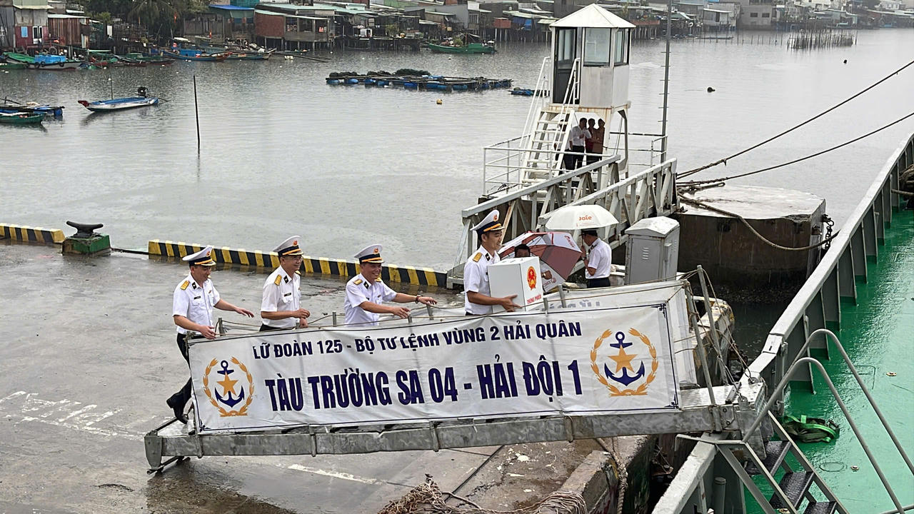 Lực lượng Vùng 2 Hải quân thể hiện quyết tâm bảo đảm quyền bầu cử cho cán bộ, chiến sĩ nơi đầu sóng, ngọn gió.