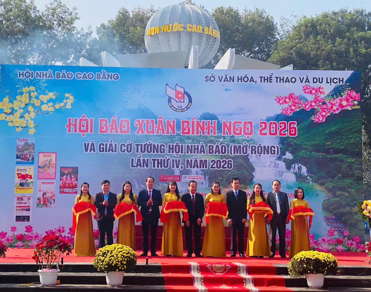 Các đại biểu cắt băng khai mạc Hội Báo Xuân Bính Ngọ 2026. (Ảnh: PV)