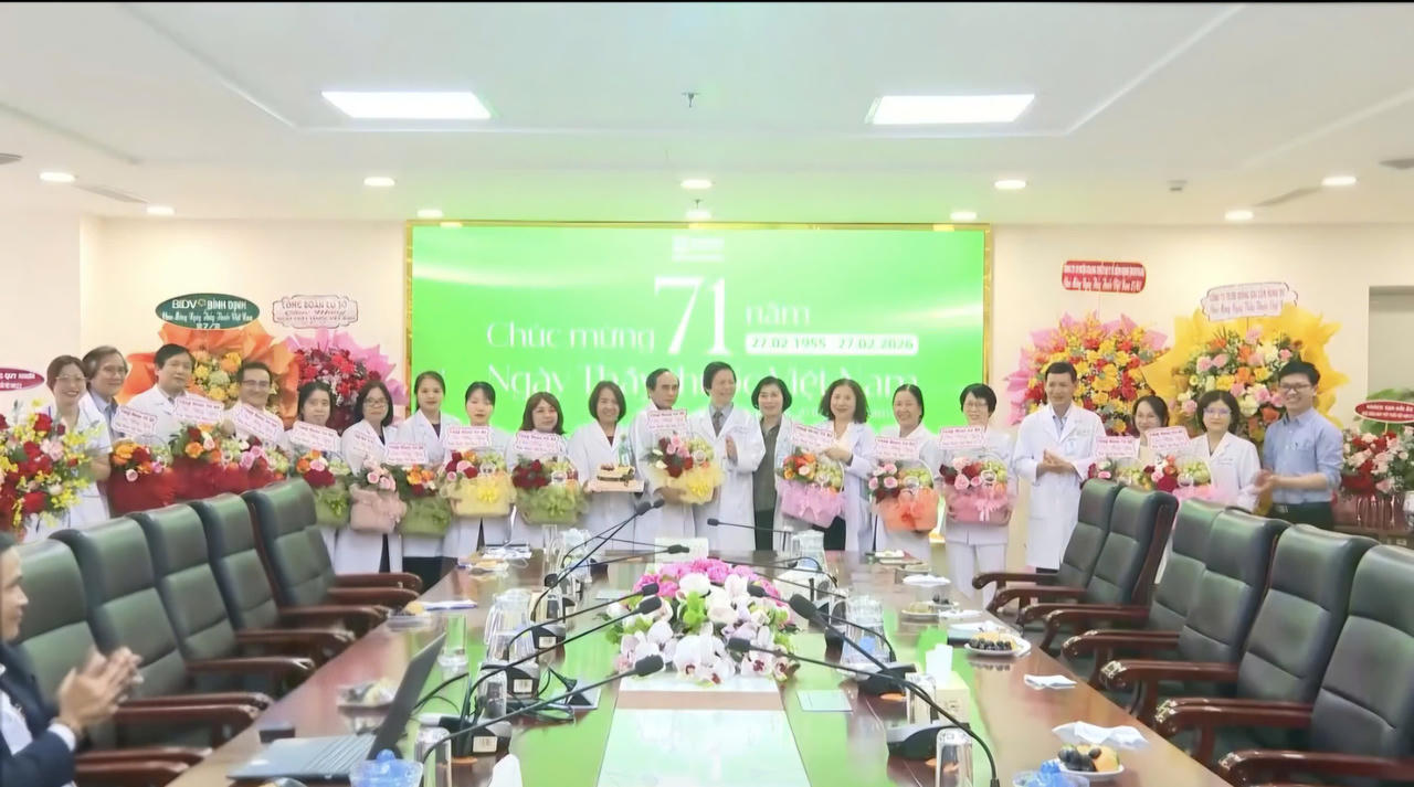 Tôn vinh các y bác sĩ tiêu biểu có đóng góp xuất sắc trong công tác chăm sóc sức khỏe nhân dân.