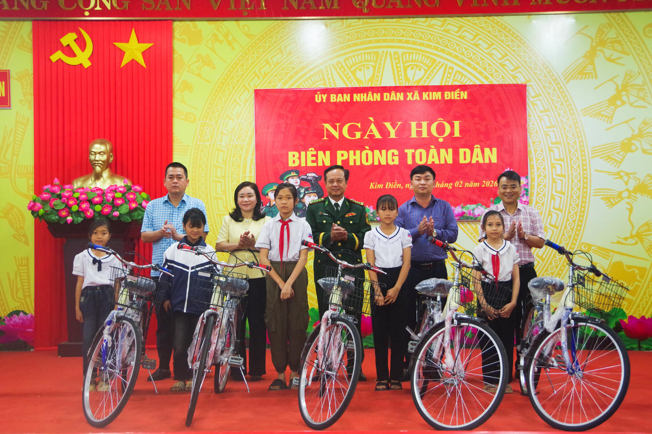 Lãnh đạo xã Kim Điền và Bộ đội Biên phòng tỉnh tặng 5 xe đạp cho 5 em học sinh có hoàn cảnh khó khăn.