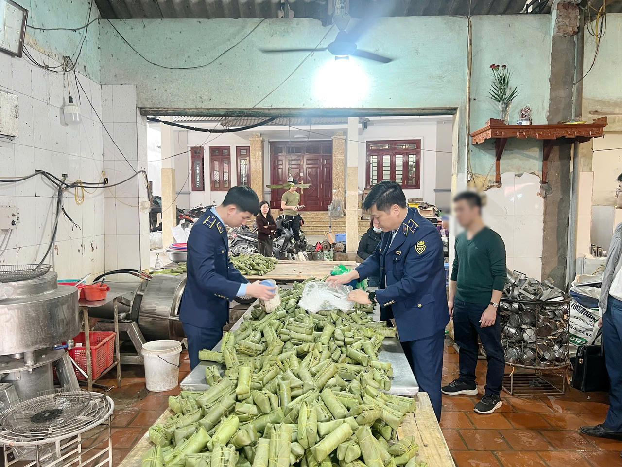 Lực lượng chức năng thực hiện công tác nghiệp vụ tại cơ sở vi phạm