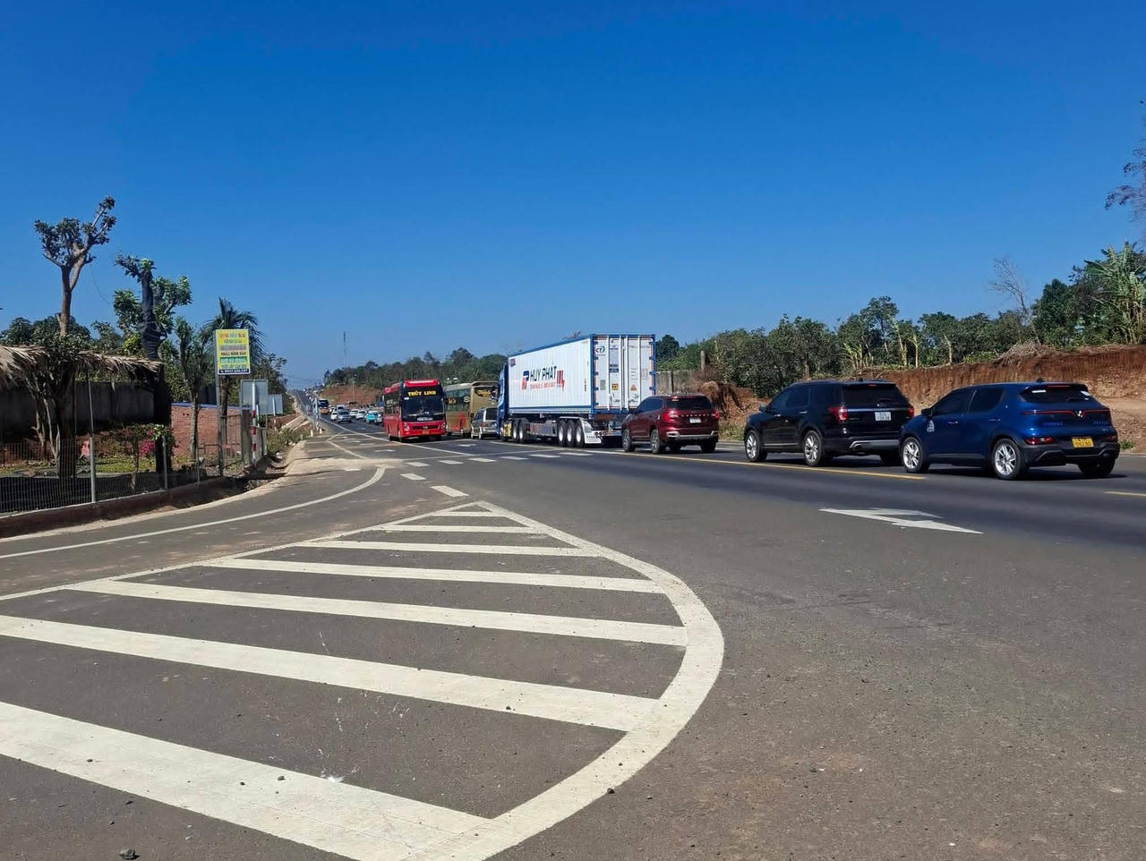 Cảnh báo mất an toàn giao thông trên tuyến đường nghìn tỷ ở Đắk Lắk