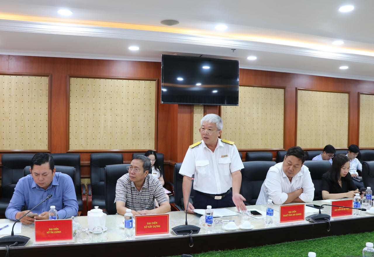 Các đại biểu tham dự cuộc họp phát biểu