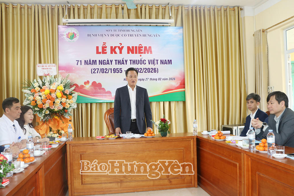 Bí thư Tỉnh ủy Nguyễn Hữu Nghĩa phát biểu chúc mừng, động viên đội ngũ y, bác sĩ Bệnh viện Y dược cổ truyền Hưng Yên. (Ảnh Báo Hưng Yên)