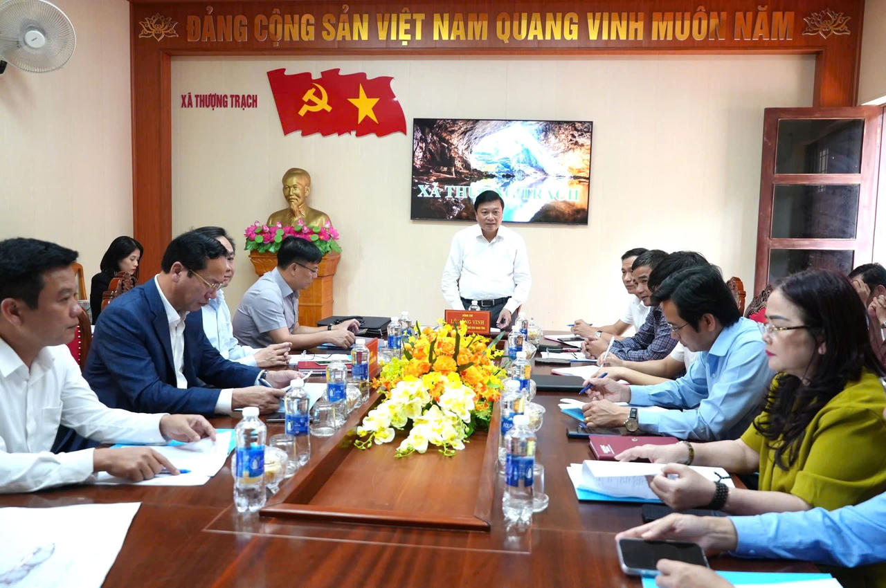 Chủ tịch UBND tỉnh Lê Hồng Vinh làm việc với lãnh đạo xã Thượng Trạch về phát triển kinh tế-xã hội, bảo đảm quốc phòng-an ninh và xây dựng chính quyền cơ sở.