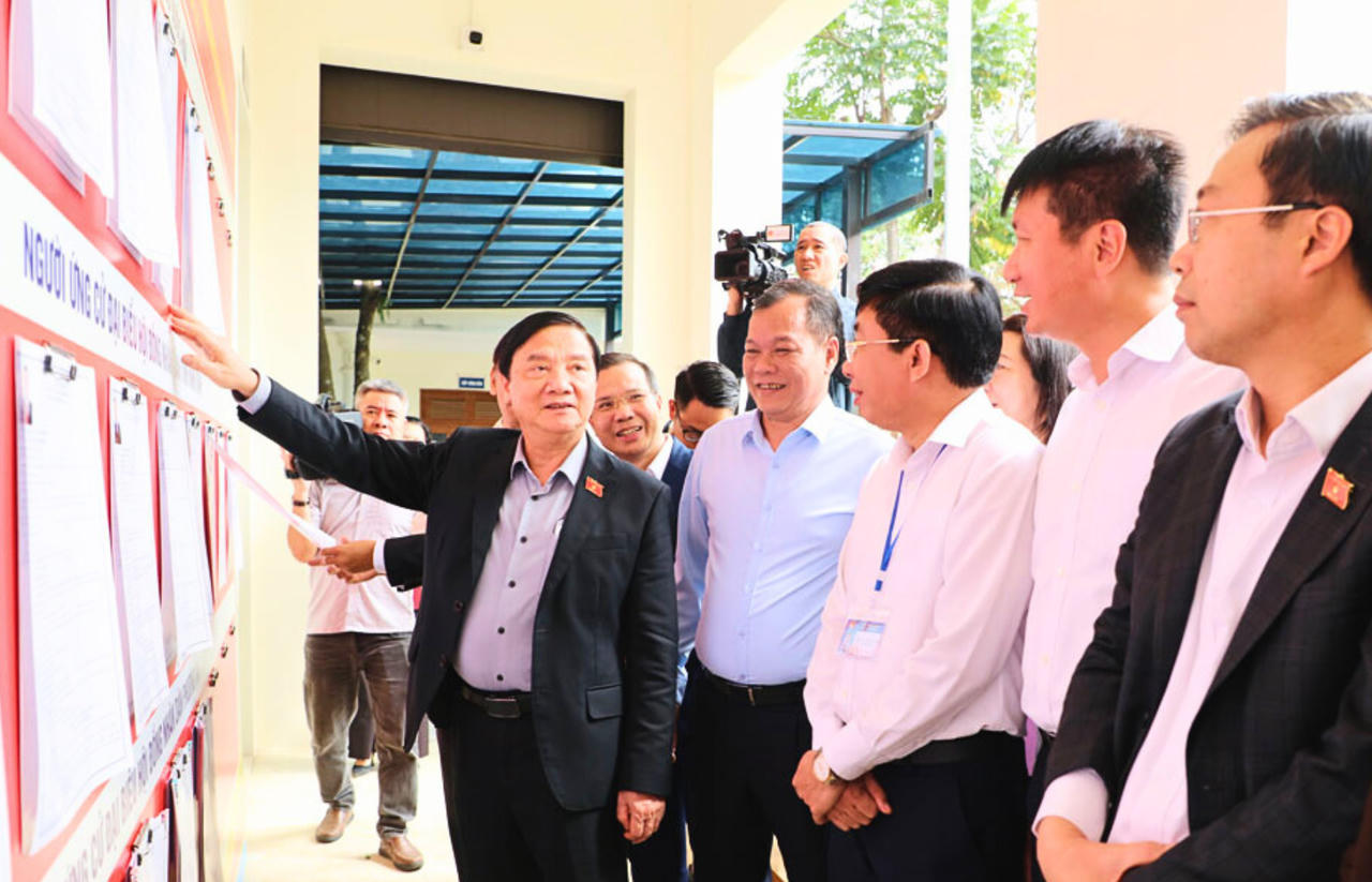 Phó Chủ tịch Quốc hội Nguyễn Khắc Định cùng đoàn công tác kiểm tra khu vực bỏ phiếu số 2, đơn vị bầu cử số 1, phường Nam Hoa Lư (Ảnh: Hồng Giang)