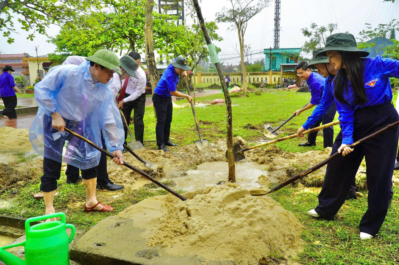 Đoàn viên, thanh niên tham gia trồng cây xanh hưởng ứng Tết trồng cây “Đời đời nhớ ơn Bác Hồ”.
