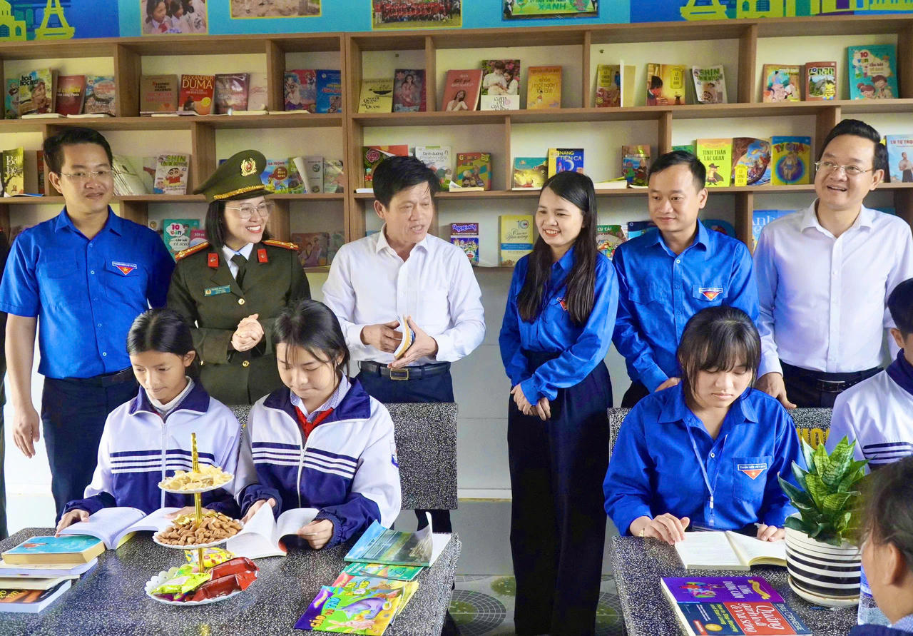 Phó Chủ tịch UBND tỉnh Quảng Trị Lê Văn Bảo cùng các đại biểu tham quan công trình “Thư viện xanh” tại Trường THCS Tân Ninh, trong Lễ ra quân Tháng Thanh niên năm 2026.