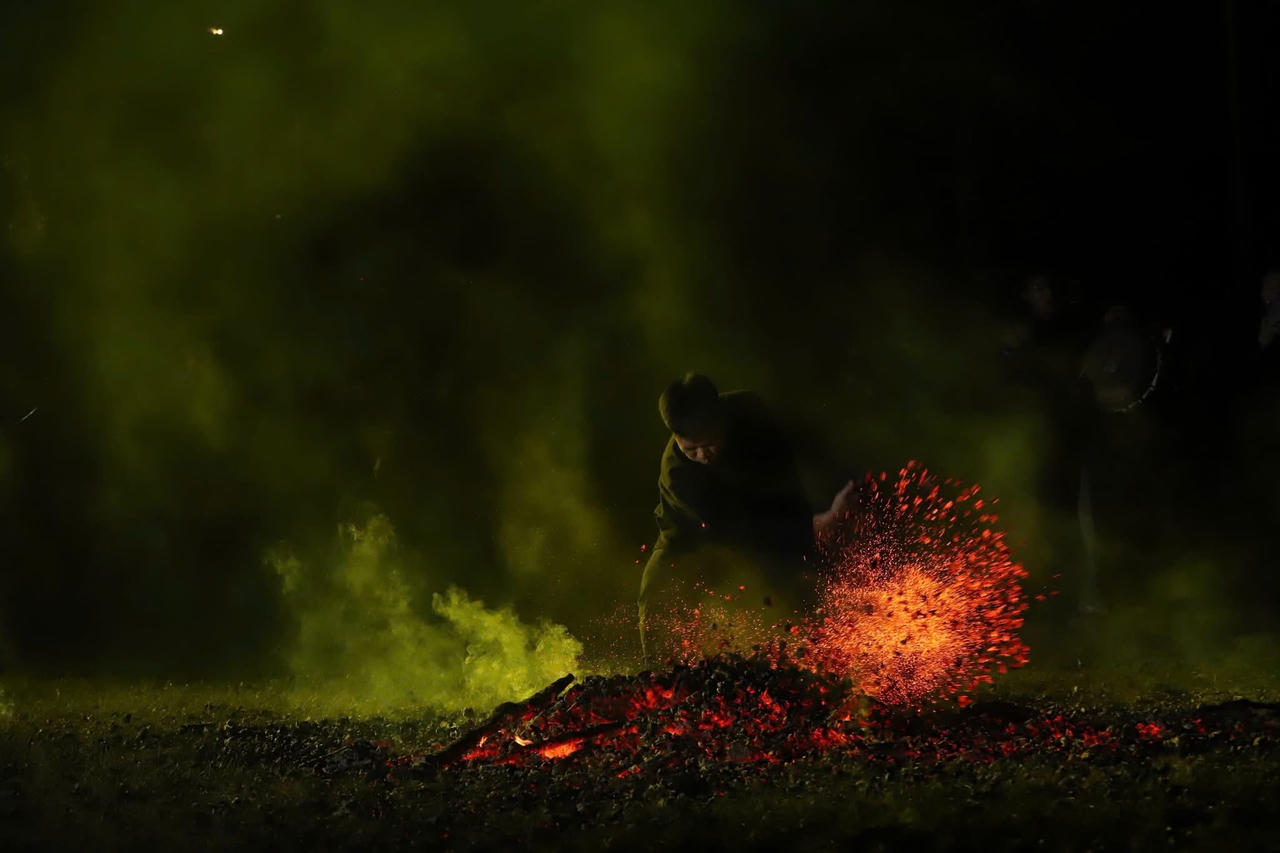 Nghi thức nhảy lửa của người Dao tại Lâm Bình. (Ảnh: PV)