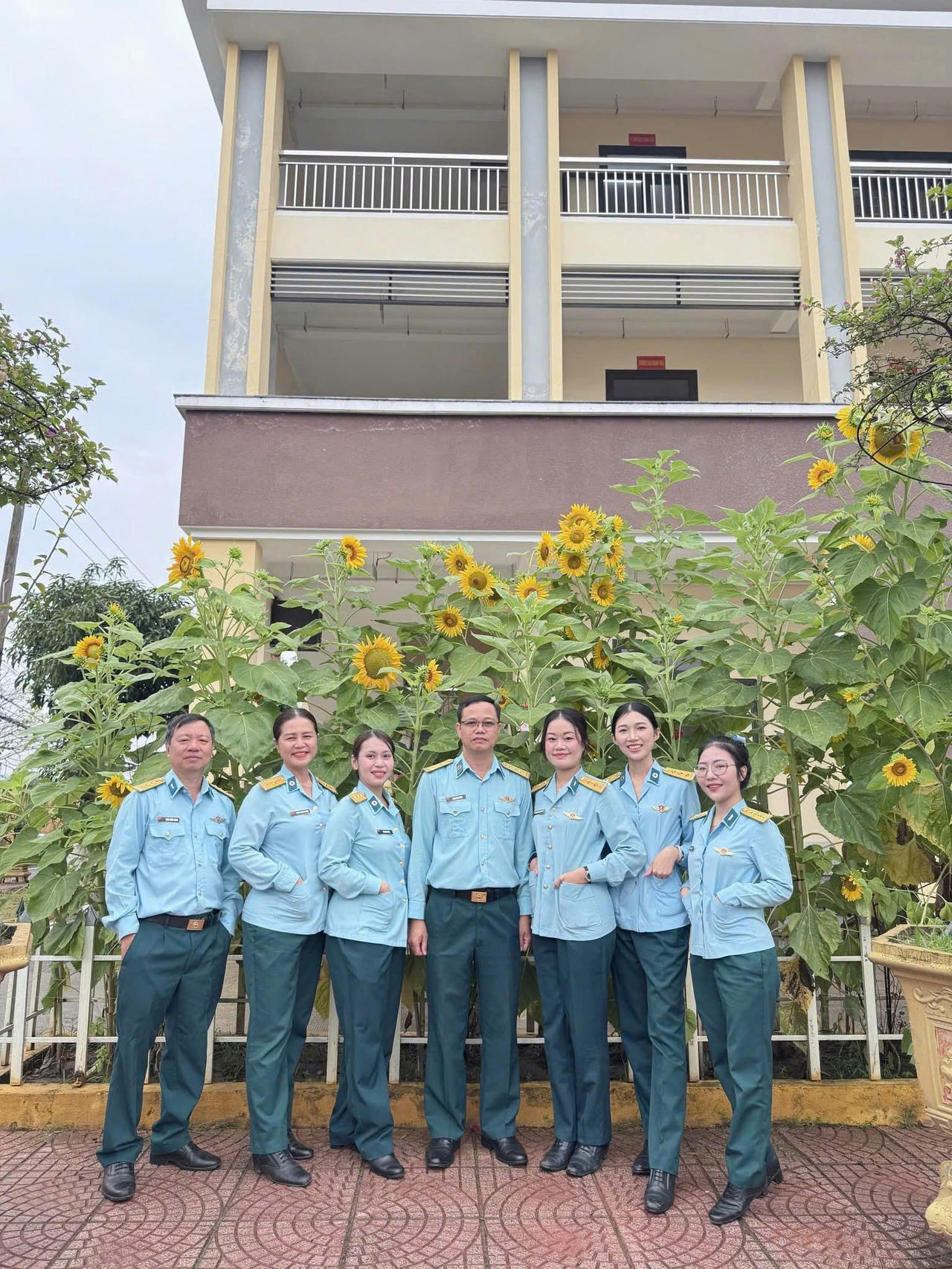 Ngành Quân y Sư đoàn chụp ảnh lưu niệm.