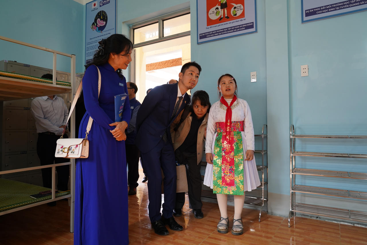 Ngài Itou Naoki Đại sứ Nhật Bản tại Việt Nam và&nbsp;bà Lê Quỳnh Lan – Giám đốc Quốc gia Plan International Việt Nam&nbsp;chia sẻ niềm vui có khu bán trú mới với học sinh.