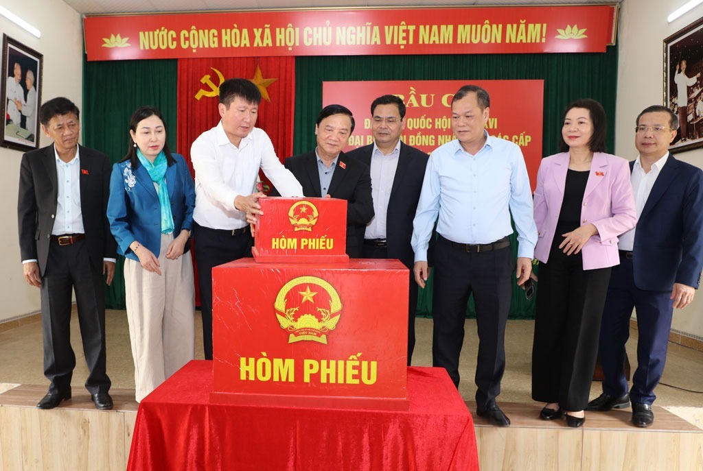 Phó Chủ tịch Quốc hội Nguyễn Khắc Định cùng đoàn công tác&nbsp;kiểm tra thực tế tại khu vực bỏ phiếu số 6, đơn vị bầu cử số 1, phường Hoa Lư (Ảnh: Hồng Giang)