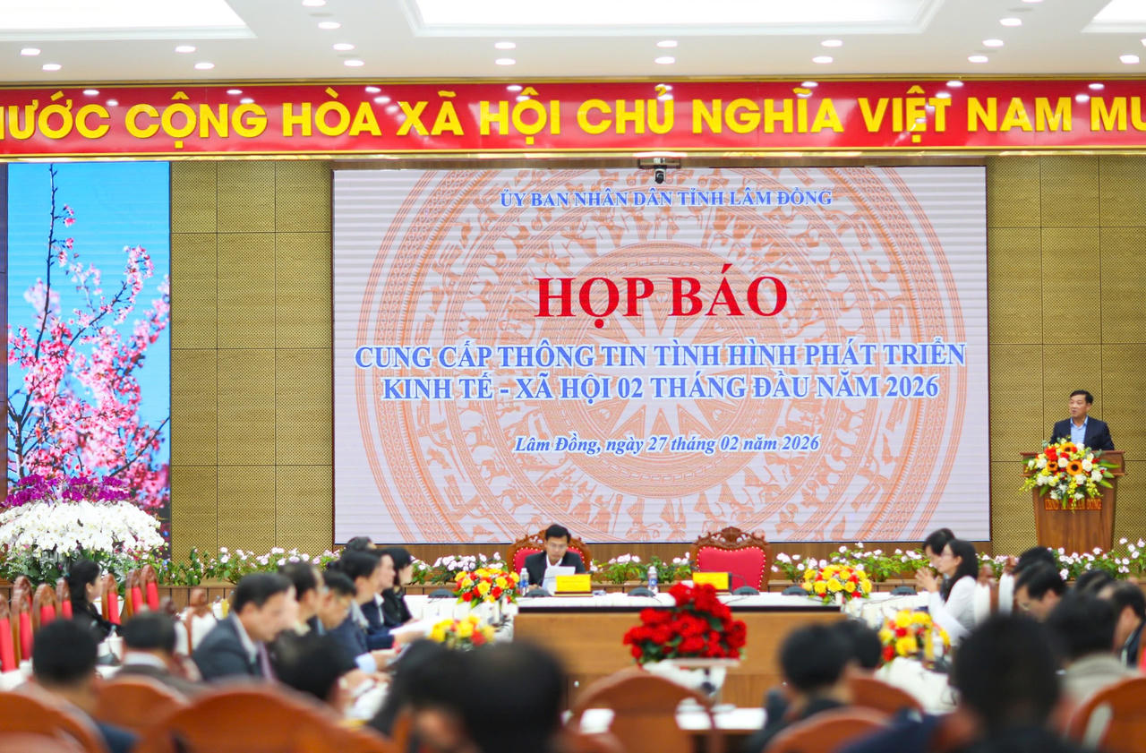 Toàn cảnh buổi họp báo.