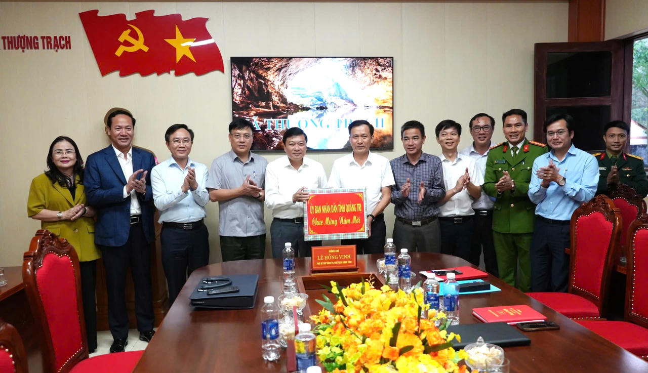 Chủ tịch UBND tỉnh Lê Hồng Vinh tặng quà lãnh đạo xã Thượng Trạch, gửi lời chúc năm mới tốt đẹp tới cán bộ, đảng viên và Nhân dân trên địa bàn.