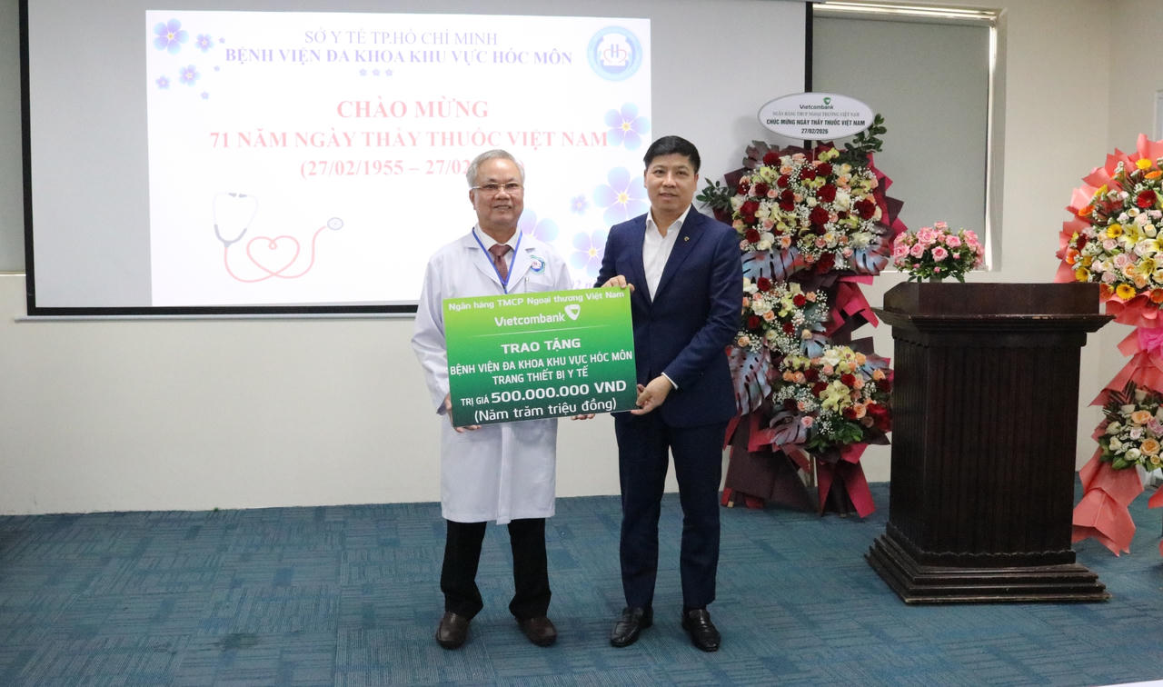 Vietcombank hỗ trợ 1 tỷ đồng thiết bị y tế, trao 200 suất quà tại Hóc Môn và
Củ Chi