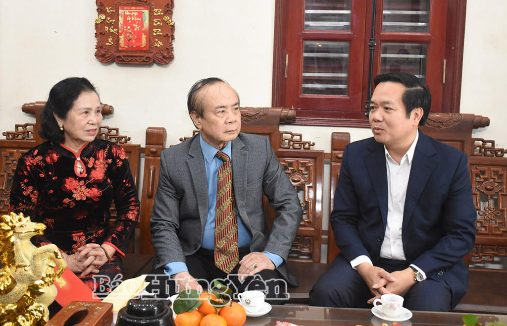 Ông Phạm Quang Ngọc, Ủy viên Ban Chấp hành Trung ương Đảng, Phó Bí thư Tỉnh ủy, Chủ tịch UBND tỉnh Hưng Yên ân cần hỏi thăm sức khỏe của Thầy thuốc Nhân dân Nguyễn Trọng Bình và gia đình. (Ảnh Báo Hưng Yên)