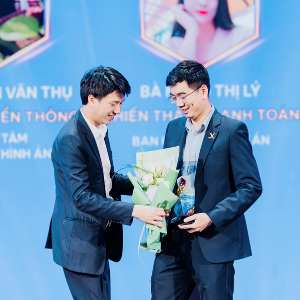 TS. Nguyễn Trí Anh - Tổng Giám đốc MEDLATEC GROUP trao giải thưởng “Đại sứ Truyền thông” trong Lễ Tổng kết năm 2025 tới bác sĩ Thụ.