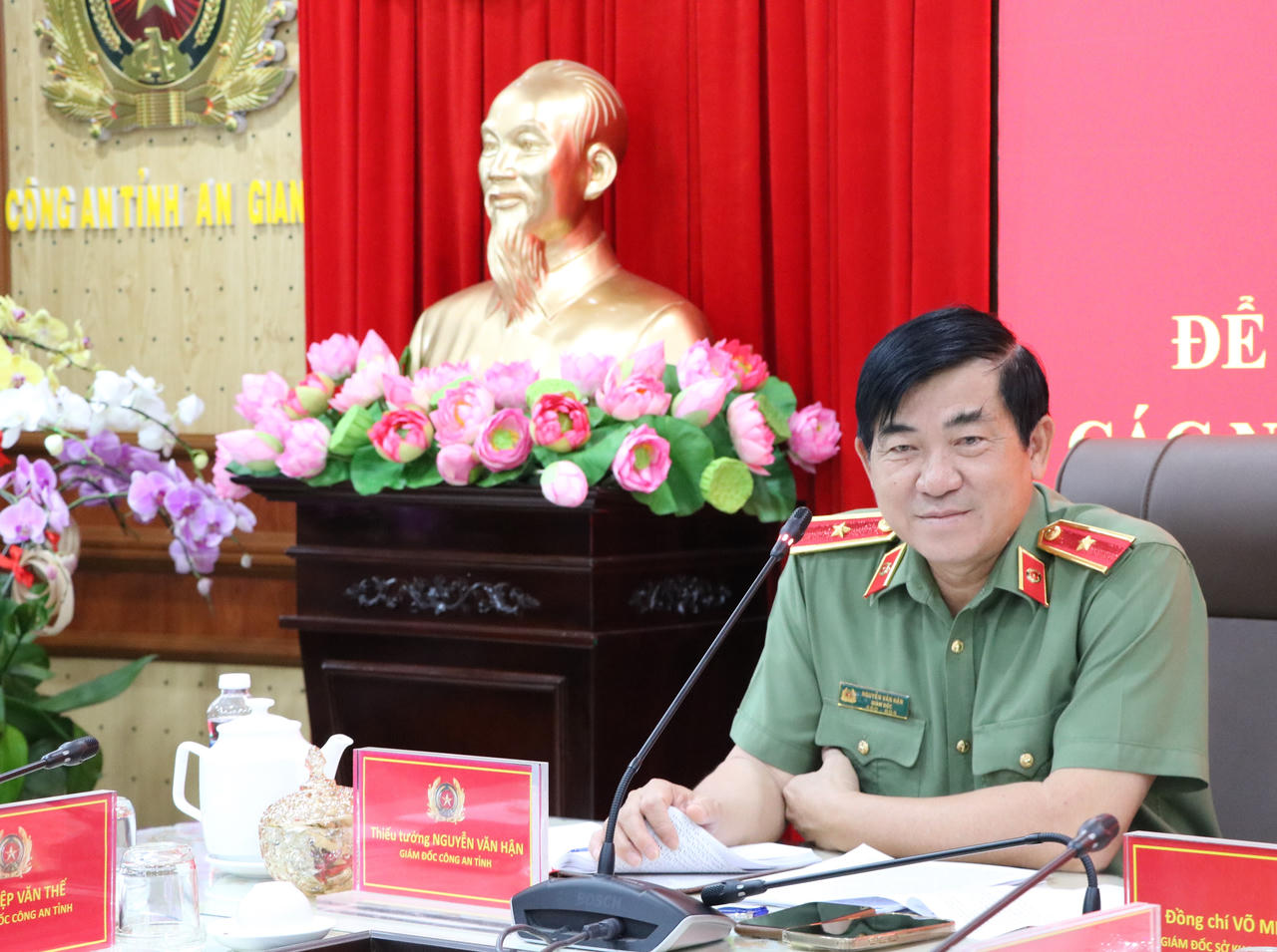 Đồng chí Thiếu tướng Nguyễn Văn Hận, Giám đốc Công an tỉnh, Tổ trưởng Tổ Công tác triển khai Đề án 06 tỉnh chủ trì cuộc họp