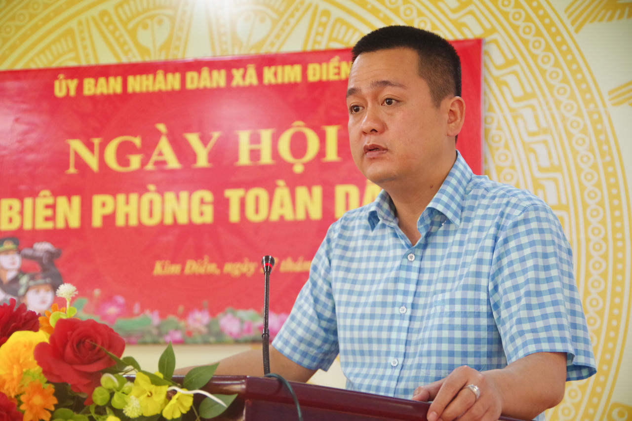 Ông Trần Mạnh Hùng, Chủ tịch UBND xã Kim Điền phát biểu tại Ngày hội Biên phòng toàn dân năm 2026.