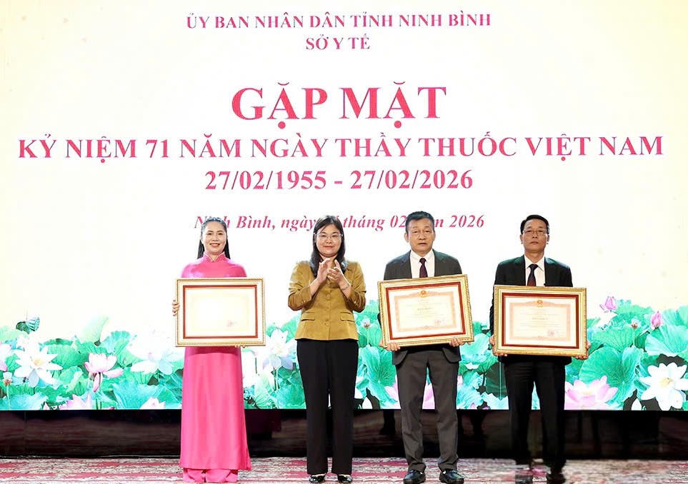 Phó Chủ tịch UBND tỉnh Ninh Bình Hà Lan Anh trao Bằng khen của Thủ tướng Chính phủ cho các cá nhân có thành tích xuất sắc trong thực hiện phong trào thi đua năm 2025.