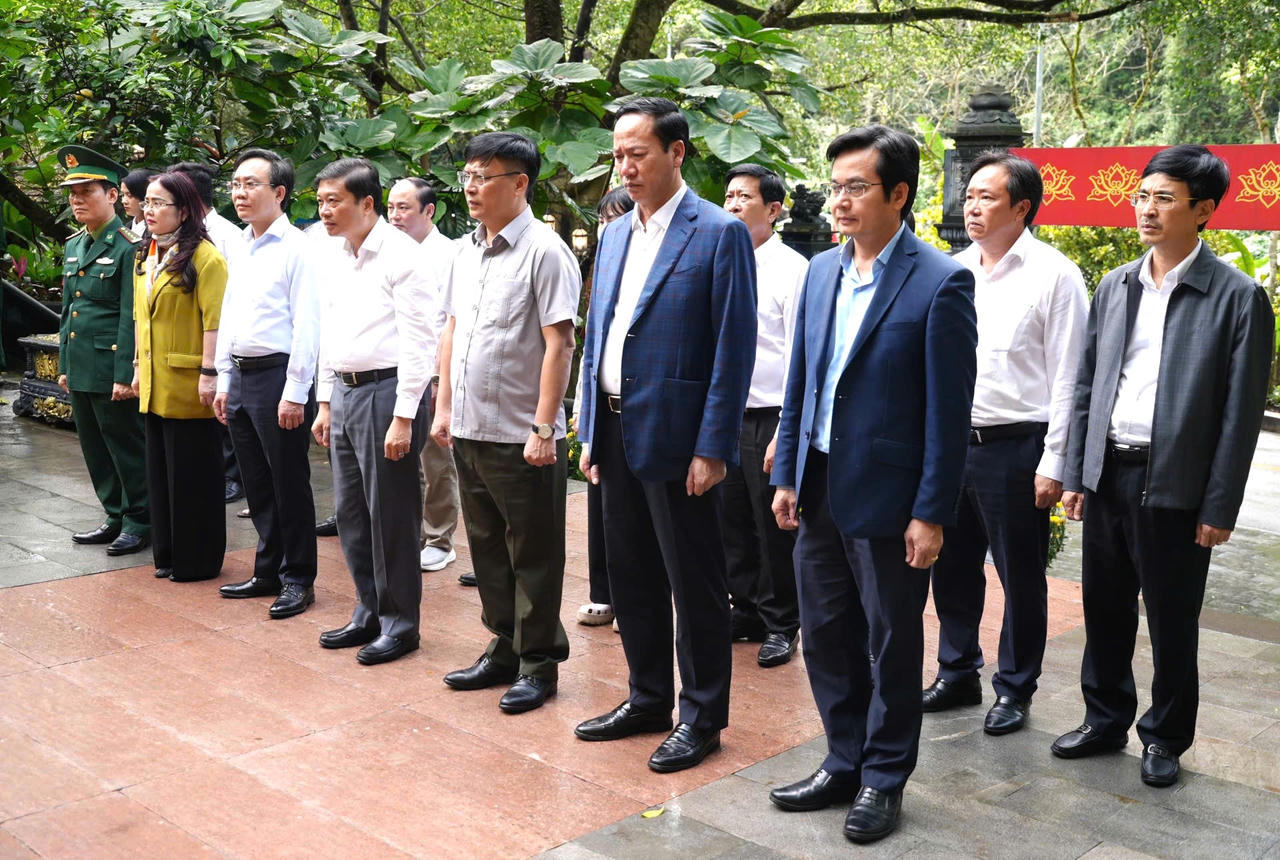 Chủ tịch UBND tỉnh Lê Hồng Vinh và đoàn công tác dâng hương tại Đền tưởng niệm các Anh hùng liệt sĩ đường 20 Quyết Thắng, bày tỏ lòng tri ân sâu sắc đối với những người đã hy sinh vì Tổ quốc.