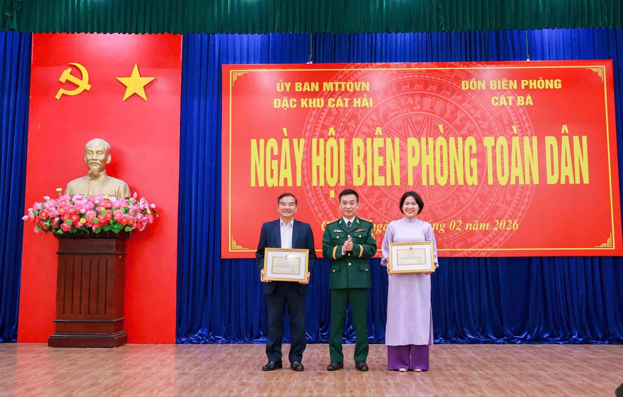 Đại tá Kiều Mạnh Hiệp, Phó Chính ủy Bộ đội Biên phòng TP Hải Phòng tặng Giấy khen của Ban chỉ huy Bộ đội Biên phòng TP cho tập thể và cá nhân có thành tích xuất sắc.