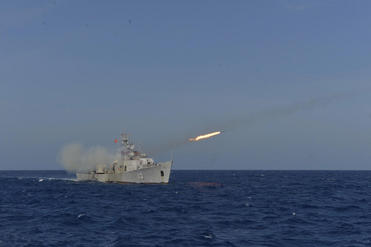 Tàu 13 của Lữ đoàn 171, Vùng 2 Hải quân tiêu diệt mục tiêu trên biển bằng bom phản lực.